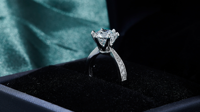 How to Pair Moissanite Wedding Rings with an Engagement Ring