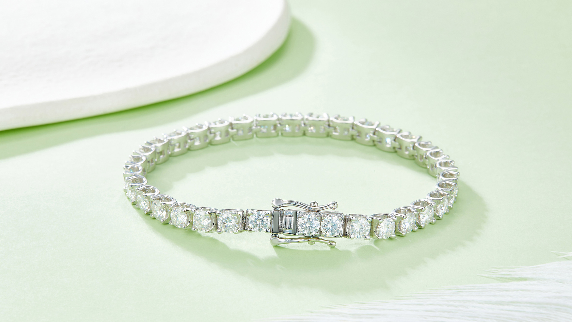 How Moissanite Bracelet Construction Affects Durability and Comfort