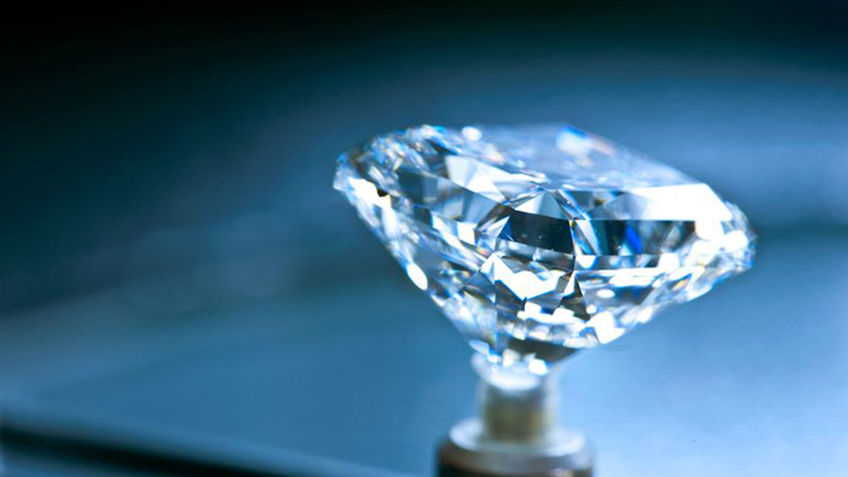 Moissanite has a higher refractive index than diamond. 
